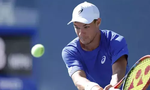 അങ്കിൾ അത് എന്റെതാ..; തന്റെ തൊപ്പി ഊരി ഒരു കുട്ടിയുടെ നേരെ നീട്ടിയ ടെന്നീസ് താരം; അത് തട്ടിപ്പറിച്ച മറ്റൊരു ആരാധകൻ; ഒടുവിൽ വിവാദത്തിന് തിരികൊളുത്തിയപ്പോൾ സംഭവിച്ചത്