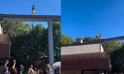 ആ കാഴ്ച കണ്ടവര്‍ ഭയന്നു നിലവിളിച്ചു; മോണോ റെയില്‍ ട്രാക്കില്‍ മരണത്തെ മുഖാമുഖം കണ്ട് ഒരു കൊച്ചുകുട്ടി;   രക്ഷപ്പെടുത്തിയത് അതിസാഹസികമായി;  വീഡിയോ ദൃശ്യങ്ങള്‍ വൈറലാകുന്നു