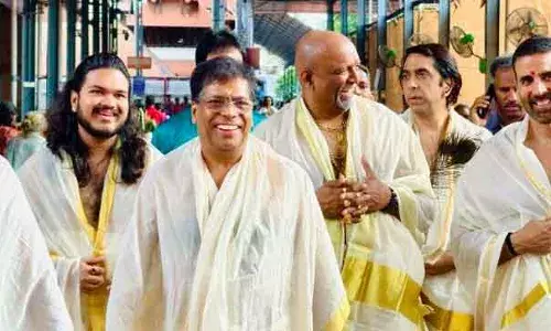 ഗുരുവായൂര്‍ ശ്രീകൃഷ്ണ ക്ഷേത്രത്തില്‍ ദര്‍ശനം നടത്തി ബോളിവുഡ് താരം അക്ഷയ് കുമാര്‍; ഹെലികോപ്ടറില്‍ എത്തി ദര്‍ശനം