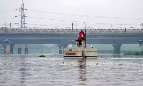 യമുന നദിയിലെ ജലനിരപ്പ് ക്രമാതീതമായി ഉയരുന്നു; ഡല്‍ഹിയില്‍ പ്രളയ മുന്നറിയിപ്പ്; മയൂര്‍വിഹാറില്‍ ദുരിതാശ്വാസ ക്യാമ്പ് തുടങ്ങി