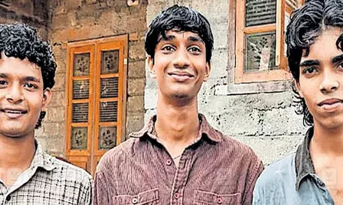 കളഞ്ഞു കിട്ടിയത് മൂന്ന് ലക്ഷം രൂപ അടങ്ങിയ ബാഗ്; മൂന്ന് കിലോമീറ്റര്‍ നടന്ന് പോലിസ് സ്‌റ്റേഷനില്‍ ഏല്‍പ്പിച്ച് വിദ്യാര്‍ത്ഥികള്‍