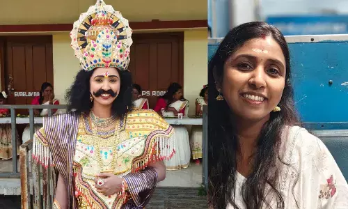 മാവേലിയായി വേഷമിട്ട് വനിതാ സ്റ്റേഷന്‍ മാസ്റ്റര്‍; കൗതുകത്തോടെ ജീവനക്കാരും യാത്രക്കാരും