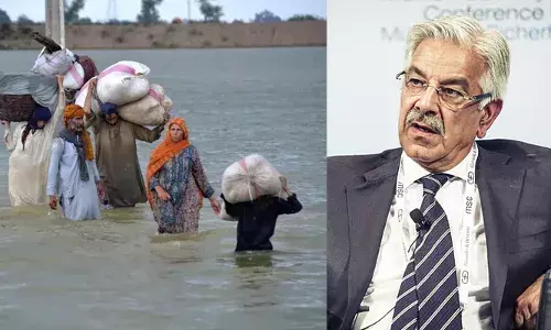 വെള്ളപ്പൊക്കം ദൈവാനുഗ്രഹം; അധികമുള്ള വെള്ളം അഴുക്കുചാലുകളിലേക്ക് ഒഴുക്കിവിടാതെ സംഭരിച്ചുവെക്കൂ; ഇരുപത് ലക്ഷത്തിലധികം പേരെ ബാധിച്ച വെള്ളപ്പൊക്കത്തെ നിസാരവത്കരിച്ച് പാക് പ്രതിരോധ മന്ത്രി