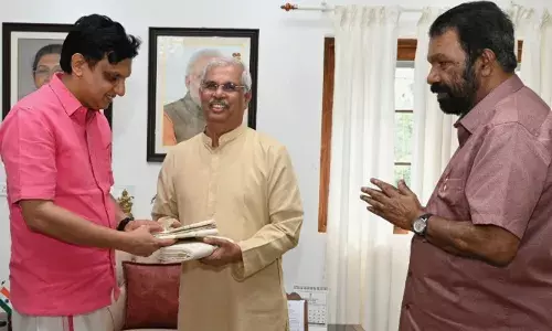 ഓണക്കാലമല്ലെ, പിണക്കം മറന്ന് രാജ്ഭവനിലെത്തി മന്ത്രിമാര്‍;   ഗവര്‍ണറെ കണ്ട് ഓണക്കോടിയും സമ്മാനിച്ചു; ഓണം ഘോഷയാത്ര ഫ്‌ലാഗ് ഓഫ് ചെയ്യുന്നതിന് ക്ഷണം;  സര്‍ക്കാരിന്റെ ഓണാഘോഷ പരിപാടി  മഞ്ഞുരുകലിന് വേദിയാകുമോ?