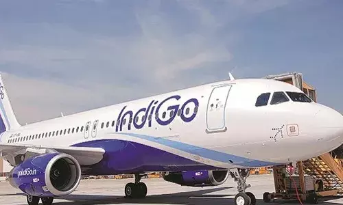 ഹര ഹര മഹാദേവ ഉറക്കെ വിളിക്കണം; ഡൽഹി-കൊൽക്കത്ത വിമാനത്തിൽ മദ്യപിച്ച് ബഹളമുണ്ടാക്കി; ക്യാബിൻ ക്രൂ അംഗങ്ങളോടും സഹയാത്രികരോടും മോശമായി പെരുമാറി; യാത്രക്കാരനെ സുരക്ഷാ ഉദ്യോഗസ്ഥർക്ക് കൈമാറി