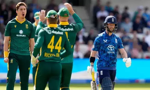 തകർന്നടിഞ്ഞ് ഇംഗ്ലണ്ട് ബാറ്റിങ് നിര; 49 റൺസിനിടെ നഷ്ടമായത് എട്ട് വിക്കറ്റുകൾ; ആദ്യ ഏകദിനത്തിൽ ദക്ഷിണാഫ്രിക്കയ്ക്ക് ഏഴ് വിക്കറ്റ് വിജയം