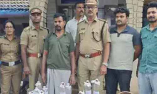 നിറയെ ചാക്ക് കെട്ടുകൾ കണ്ടപ്പോൾ തോന്നിയ സംശയം; അടുക്കളയുടെ അടിഭാഗത്ത് ഒരു രഹസ്യഅറ; പിന്നാലെ എക്‌സൈസ് സംഘത്തിന്റെ പരിശോധനയിൽ ഞെട്ടൽ; ഒരാളെ കൈയ്യോടെ പൊക്കി