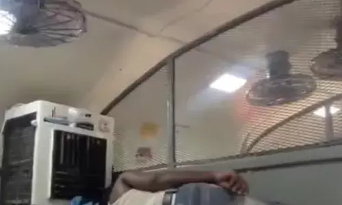 ഇനി സ്വൽപ്പം ഏസിയാകാം; പാസഞ്ചർ ട്രെയിനിലെ ലോക്കൽ കംപാർട്ട്‌മെൻ്റിൽ സ്വകാര്യ എയർ കൂളർ വെച്ച് സുഖയാത്ര; ഇങ്ങനെയും ആളുകളുണ്ടെന്ന് നെറ്റിസൺസ്; വൈറലായി വീഡിയോ