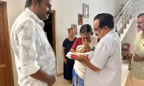 അകാലത്തില് വിടവാങ്ങിയ പ്രവര്ത്തകരുടെ അമ്മയ്ക്കൊരു ഓണക്കോടിയുമായി നവയുഗം സാംസ്ക്കാരികവേദി അകാലത്തില് വിടവാങ്ങിയ പ്രവര്ത്തകരുടെ അമ്മയ്ക്കൊരു ഓണക്കോടിയുമായി നവയുഗം സാംസ്ക്കാരികവേദി