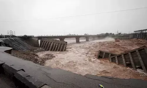 മണ്ണിടിച്ചിലും വെള്ളപ്പൊക്കവും; ജമ്മു കശ്മീരിലെ പ്രധാന റോഡുകള്‍ അടച്ചു; കുടുങ്ങി കിടക്കുന്നത് നൂറുകണക്കിന് വാഹനങ്ങള്‍
