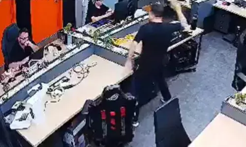 എന്തൊക്കെയോ ദേഷ്യത്തിൽ പുലമ്പുന്ന ജീവനക്കാരൻ; കസേരയിലിരിക്കുന്ന സിഇഒയ്ക്ക് നേരെ പാഞ്ഞെടുത്ത് തർക്കം; പൊടുന്നനെ പൂച്ചട്ടി പ്രയോഗം; ദൃശ്യങ്ങൾ വൈറൽ