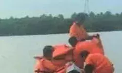 കുടുംബത്തോടൊപ്പം സഞ്ചരിക്കുന്നതിനിടെ ഗതാഗത കുരുക്ക്; കാര് നിര്ത്തിയപ്പോള് ഡോര് തുറന്ന് ഇറങ്ങി വളപട്ടണം പുഴയിലേക്ക് ചാടി; 63കാരനായി തെരച്ചില് തുടരും കുടുംബത്തോടൊപ്പം സഞ്ചരിക്കുന്നതിനിടെ ഗതാഗത കുരുക്ക്; കാര് നിര്ത്തിയപ്പോള് ഡോര് തുറന്ന് ഇറങ്ങി വളപട്ടണം പുഴയിലേക്ക് ചാടി; 63കാരനായി തെരച്ചില് തുടരും