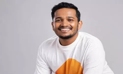 അന്ന് നിയമസഭയ്ക്കു മുന്നില്‍ നിന്നു ഫോട്ടോയെടുക്കാന്‍ ശ്രമിച്ചപ്പോള്‍ പോലിസ് ആട്ടിയോടിച്ചു; ഇന്ന് അതേ നിയമ സഭയില്‍ മുഖ്യമന്ത്രിക്കൊപ്പം സദ്യ കഴിച്ചു; സ്റ്റേറ്റ് കാറില്‍ പോലിസ് അകമ്പടിയോടെ യാത്രയും: ബേസില്‍ ജോസഫ്