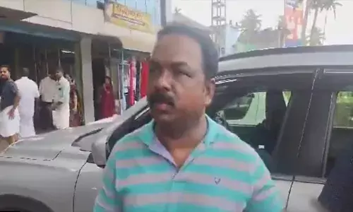 രഹസ്യവിവരത്തിൽ പരിശോധന; എക്സൈസ് ഇൻസ്പെക്ടറുടെ കാറിൽ നിന്നും പിടിച്ചെടുത്തത് ഏഴ് കുപ്പി വിദേശമദ്യവും 52000 രൂപയും