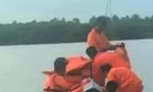 കുടുംബത്തോടൊപ്പം സഞ്ചരിക്കുന്നതിനിടെ ഗതാഗത കുരുക്ക്; കാര്‍ നിര്‍ത്തിയപ്പോള്‍ ഡോര്‍ തുറന്ന് ഇറങ്ങി വളപട്ടണം പുഴയിലേക്ക് ചാടി; 63കാരനായി തെരച്ചില്‍ തുടരും