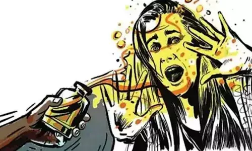 മകള്‍ക്ക് നേരെ പിതാവിന്റെ ആസിഡ് ആക്രമണം;  17കാരിക്കും സഹോദരനന്റെ മകള്‍ക്കും ഗുരുതരമായി പൊള്ളലേറ്റു;  ഇരുവരും ആശുപത്രിയില്‍: ഒളിവില്‍ പോയ പിതാവിനായി തിരച്ചില്‍