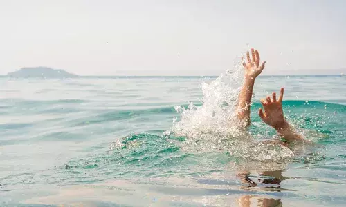 അമ്മയ്‌ക്കൊപ്പം കുളിക്കാനിറങ്ങിയ പത്തു വയസ്സുകാരിയെ ഒഴുക്കില്‍പ്പെട്ടു കാണാതായി;  ഒരു കുട്ടിയെ രക്ഷപ്പെടുത്തി