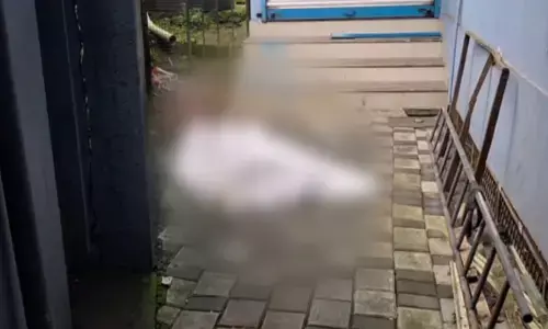 തലയിലും ചെവിയിലും ചോരക്കറ; മലർന്നു കിടക്കുന്ന രീതിയിൽ മൃതദേഹം; പെരുമ്പാവൂരില്‍ ലോഡ്ജിന് സമീപം യുവാവിനെ മരിച്ച നിലയില്‍ കണ്ടെത്തി; പോലീസ് സ്ഥലത്തെത്തി; വൻ ദുരൂഹത