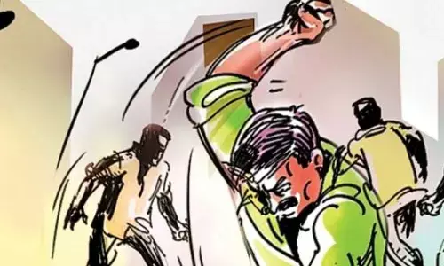 കൂലിയെ ചൊല്ലി തർക്കം; സംസാരത്തിനിടെ കൈവിട്ട കളി; പൂക്കച്ചവടക്കാരന്‍ യുവാവിനെ വെട്ടിപ്പരിക്കേൽപ്പിച്ചു; കഴുത്തിലും തലയിലും മാരക മുറിവ്; ആശുപത്രിയിൽ പ്രവേശിപ്പിച്ചു