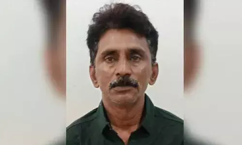 കൂലി നല്‍കുന്നതിനെ ചൊല്ലിയുണ്ടായ തര്‍ക്കം; യുവാവിനെ കടയുടമ വെട്ടി പരിക്കേല്‍പ്പിച്ചു; കത്തിയുമായി പോലീസ് എത്തി കീഴടങ്ങി