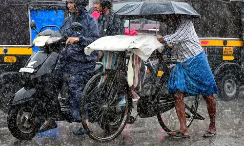 സംസ്ഥാനത്ത് മഴ കനക്കും; വിവിധ ജില്ലകളിൽ മഞ്ഞ അലർട്ട് പ്രഖ്യാപിച്ച് കാലാവസ്ഥാ വകുപ്പ്