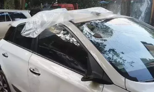 മെല്ലെ പോടോ എന്ന് സ്‌കൂട്ടര്‍ യാത്രക്കാരനോട് പറഞ്ഞു; 19 കാരനെ തടഞ്ഞ് വച്ച് ഭീഷണി; കല്ലുകകൊണ്ട് തല്ലക്കടിച്ചു; ആശുപത്രിയിലേക്ക് കൊണ്ടുപോകുന്നതിനിടെ കാര്‍ തടഞ്ഞ് ചില്ല് തകര്‍ത്തു; പരാതിയില്‍ മൂന്ന് പേരെ അറസ്റ്റ് ചെയ്ത് പോലീസ്