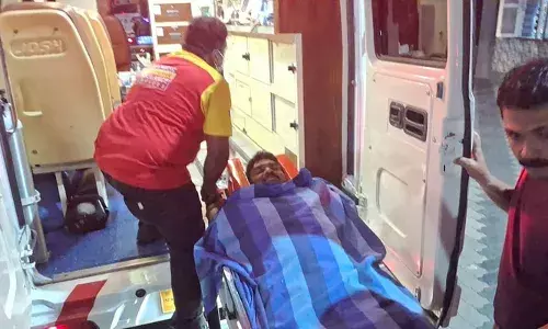 റോഡില്‍ ഇറങ്ങിയ ആനയെ ഓടിക്കാന്‍ ഇറങ്ങി; പിന്നില്‍ കണ്ട ആനയെ കണ്ട് ഭയന്ന് ഓടി കാനയില്‍ വീണു; ആനയുടെ ചവിട്ടേറ്റ് കാല്‍ ഒടിഞ്ഞു; ശരീരത്തിലും പരിക്ക്; ഫോറസ്റ്റ് വാച്ചര്‍ക്ക് ഗുരുതര പരിക്ക്