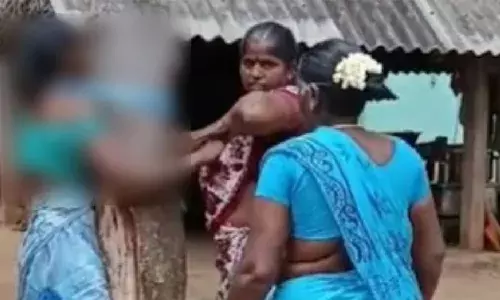സ്ത്രീയെ മരത്തില്‍ കെട്ടിയിട്ട് വിവസ്ത്രയാക്കിയ ശേഷം മര്‍ദ്ദനം; സംഭവത്തിന്റെ ദൃശ്യങ്ങള്‍ പുറത്ത്; പ്രതികളില്‍ ഒരാളായ സ്ത്രീ പിടിയില്‍; മറ്റ് മൂന്ന് പേര്‍ക്കായി തിരച്ചില്‍ ആരംഭിച്ച് പോലീസ്