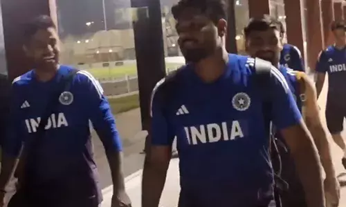 ഏഷ്യാകപ്പില്‍ ഓപ്പണറാകുമോ അതോ മിഡില്‍ ഓര്‍ഡറില്‍ കളിക്കുമോ എന്ന് ആരാധകര്‍;  മറുപടി നല്‍കാതെ സഞ്ജു; മലയാളി താരത്തിനായി ദുബായിലും ആരാധകക്കൂട്ടം; കാഴ്ചക്കാരനായി ഗില്‍; പ്രോത്സാഹിപ്പിച്ച് ക്യാപ്റ്റന്‍ സൂര്യ