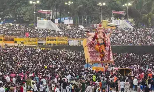 മുംബൈയില്‍ ഘോഷയാത്രക്കിടെ ഗണേശ വിഗ്രഹം ഇലക്ട്രിക് വയറില്‍ തട്ടി; വൈദ്യുതാഘാതമേറ്റ് ഒരാള്‍ മരിച്ചു; അഞ്ച് പേര്‍ക്ക് പരിക്ക്