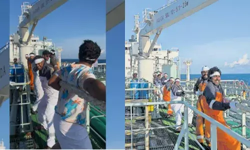 ആർപ്പോ...ഇറോ.. മുഴങ്ങിയത് നടുക്കടലിൽ; കൂറ്റൻ കപ്പലിൽ വടം ആഞ്ഞുവലിക്കുന്ന നാവികർ; പൊടിപൊടിച്ച് വെറൈറ്റി ഓണാഘോഷ പരിപാടി; സോഷ്യൽ മീഡിയയിൽ വൈറലായി ദൃശ്യങ്ങൾ