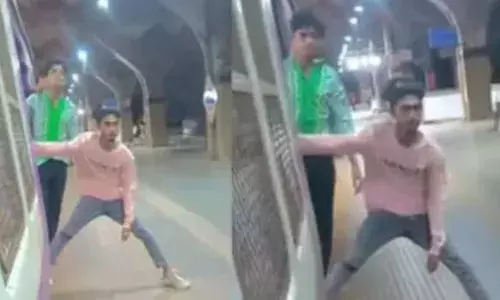 ഡാ..മോനെ അതുവേണ്ട..; ഓടുന്ന ട്രെയിനില്‍ ചെറുക്കന്റെ സാഹസം; പ്ലാറ്റ്‌ഫോമിലൂടെ പാഞ്ഞതും കൗമാരക്കാരൻ കാണിച്ചത് തീക്കളി; രക്ഷപെട്ടത് ജസ്റ്റ് മിസ്സിന്; പേടിപ്പെടുത്തി വീഡിയോ