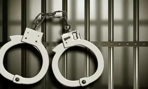 ഓണ വിപണി ലക്ഷ്യമിട്ട് വിൽപ്പന; തൃപ്രയാറിൽ നാല് ലിറ്റർ ചാരായവുമായി മധ്യവയസ്കൻ പിടിയിൽ; കൈയ്യോടെ പൊക്കി എക്സൈസ്