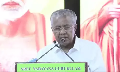 ഗുരുവിനെ മതസന്യാസിയാക്കാനുള്ള വര്‍ഗീയശക്തികളുടെ ശ്രമങ്ങളെ ജാഗ്രതയോടെ കാണണം; അല്ലെങ്കില്‍ ഓണമടക്കം നഷ്ടപ്പെടും: മുഖ്യമന്ത്രി