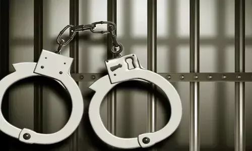 കത്തിയുമായി യുവതികളുടെ പിന്നാലെ ചെന്നു ഭീഷണിപ്പെടുത്തി; തടയാന്‍ ശ്രമിച്ച യുവാവിനെ തലയ്ക്കടിച്ച് പരിക്കേല്‍പ്പിച്ചു: അന്യസംസ്ഥാന തൊഴിലാളി പിടിയില്‍