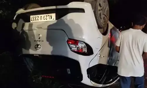 താമരശ്ശേരി ചുരത്തില്‍ കാര്‍ തലകീഴായി മറിഞ്ഞു; കാറില്‍ ഉണ്ടായിരുന്നവര്‍ പരിക്കേല്‍ക്കാതെ രക്ഷപ്പെട്ടു