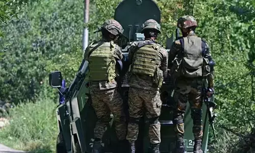 കുല്‍ഗാമില്‍ ഭീകരരുമായി ഏറ്റുമുട്ടല്‍; ഒരു ജവാന് പരിക്കേറ്റു; രണ്ട് ഭീകരര്‍ വനത്തില്‍ കുടുങ്ങിയതായി സൂചന