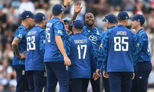 സെഞ്ചുറിയുമായി ജോ റൂട്ടും ജേക്കബ് ബേഥലും;  റണ്‍മലയ്ക്ക് മുന്നില്‍ തകര്‍ന്നടിഞ്ഞ് ദക്ഷിണാഫ്രിക്ക;  റണ്‍സ് അടിസ്ഥാനത്തില്‍ ഏകദിന ക്രിക്കറ്റിലെ ഏറ്റവും വലിയ ജയം  സ്വന്തമാക്കി ഇംഗ്ലണ്ട്;  മറികടന്നത് ഇന്ത്യയുടെ റെക്കോര്‍ഡ്