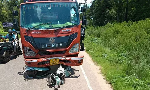 ലോറിയും സ്കൂട്ടറും കൂട്ടിയിടിച്ച് അപകടം; മകൾക്കൊപ്പം യാത്ര ചെയ്യുകയായിരുന്ന വീട്ടമ്മ മരിച്ചു; മകൾക്ക് ഗുരുതര പരിക്ക്