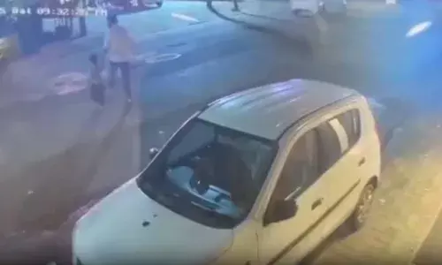 റോഡ് മുറിച്ചുകടക്കുന്നതിനിടെ ബൈക്ക് ഇടിച്ച് യുവാവ് മരിച്ചു; അപകടം മകനുമൊത്ത് നബിദിന പരിപാടി കാണാനായി എത്തിയപ്പോൾ; സംഭവം മലപ്പുറത്ത്