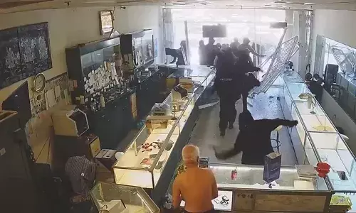 ട്രക്ക് ഇടിച്ചു കയറ്റി ജ്വല്ലറിയുടെ ഭിത്തി തകർത്തു; കടയിലേക്ക് ഓടിക്കയറിയ മുഖംമൂടി ധരിച്ച സംഘം 50 സെക്കന്റിനുള്ളിൽ ആഭരണങ്ങളുമായ് കടന്നു; തടയാൻ ശ്രമിച്ച കടയുടമയെ ആക്രമിച്ചു; വൈറലായി വീഡിയോ