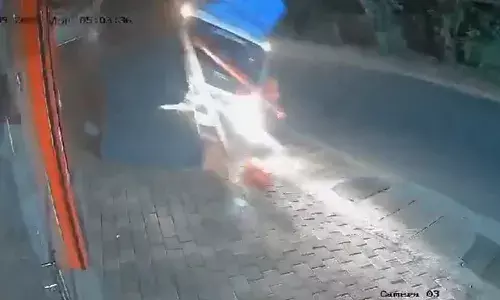 കണ്ണൂര്‍-തലശേരി ദേശീയപാതയില്‍ ചരക്ക് ലോറി മറിഞ്ഞ് അപകടം; ഒരാള്‍ക്ക് പരിക്ക്; ഗതാഗതം തടസ്സപ്പെട്ടത് മണിക്കൂറോളം