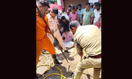 അടൂര്‍ പറക്കോട് ഓടയുടെ സ്ലാബിനിടയില്‍ കാല്‍ കുടുങ്ങിയ വയോധികനെ ഫയര്‍ഫോഴ്സ് രക്ഷപ്പെടുത്തി