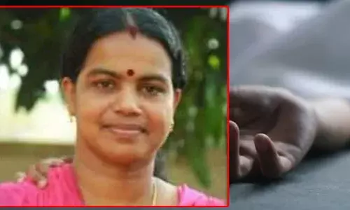 പുറത്തിറങ്ങാൻ ശ്രമിക്കുന്നതിനിടെ ട്രെയിൻ മുന്നോട്ടെടുത്തു; കൊട്ടാരക്കരയിൽ ട്രെയിനിന് അടിയിൽപെട്ട് വീട്ടമ്മയ്ക്ക് ദാരുണാന്ത്യം; അപകടം മകളെ യാത്രയാക്കാനായി സ്റ്റേഷനിലെത്തിയപ്പോൾ