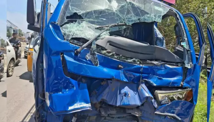 സ്റ്റോപ്പിൽ നിന്ന ആൾക്കാരെ കണ്ട് ഒന്ന് ചവിട്ടിയ സ്വകാര്യ ബസ്; ഓവർടേക്ക് ചെയ്യാൻ പറ്റാതെ പിന്നിൽ ഓട്ടോയും ബ്രേക്കിട്ടതും അപകടം; വൻ കൂട്ടിയിടി; അഞ്ച് പേർക്ക് പരിക്ക്; സംഭവം ആലപ്പുഴയിൽ സ്റ്റോപ്പിൽ നിന്ന ആൾക്കാരെ കണ്ട് ഒന്ന് ചവിട്ടിയ സ്വകാര്യ ബസ്; ഓവർടേക്ക് ചെയ്യാൻ പറ്റാതെ പിന്നിൽ ഓട്ടോയും ബ്രേക്കിട്ടതും അപകടം; വൻ കൂട്ടിയിടി; അഞ്ച് പേർക്ക് പരിക്ക്; സംഭവം ആലപ്പുഴയിൽ