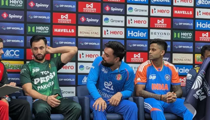 ഏഷ്യാകപ്പില്‍ ഇന്ത്യയാണോ ഫേവറൈറ്റുകളെന്ന ചോദ്യത്തിന് ആര് പറഞ്ഞു, ഞാനത് കേട്ടില്ലല്ലോ എന്ന് സൂര്യകുമാര്‍; ഒരു ടീമും ഫേവറൈറ്റുകളല്ലെന്ന് പാക്ക് ക്യാപ്റ്റന്‍; വാര്‍ത്താ സമ്മേളനത്തില്‍ അകലം പാലിച്ച് ഇരുവരും