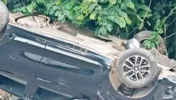 വാമനപുരത്ത് കാറും സ്‌കൂട്ടറും കൂട്ടിയിടിച്ച് അപകടം; അഞ്ച് പേർക്ക് പരിക്ക്; ആശുപത്രിയിൽ പ്രവേശിപ്പിച്ചു