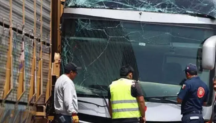 മെക്സിക്കോയെ നടുക്കി ബസ് അപകടം; ചരക്കു തീവണ്ടി ഡബിൾ ഡക്കറിലേക്ക് പാഞ്ഞു കയറി; ശബ്ദം കേട്ട് ആളുകൾ ഓടിയെത്തി; പത്ത് പേർ മരിച്ചു; നിരവധിപേർക്ക് പരിക്ക്; ആശുപത്രിയിൽ പ്രവേശിപ്പിച്ചു മെക്സിക്കോയെ നടുക്കി ബസ് അപകടം; ചരക്കു തീവണ്ടി ഡബിൾ ഡക്കറിലേക്ക് പാഞ്ഞു കയറി; ശബ്ദം കേട്ട് ആളുകൾ ഓടിയെത്തി; പത്ത് പേർ മരിച്ചു; നിരവധിപേർക്ക് പരിക്ക്; ആശുപത്രിയിൽ പ്രവേശിപ്പിച്ചു