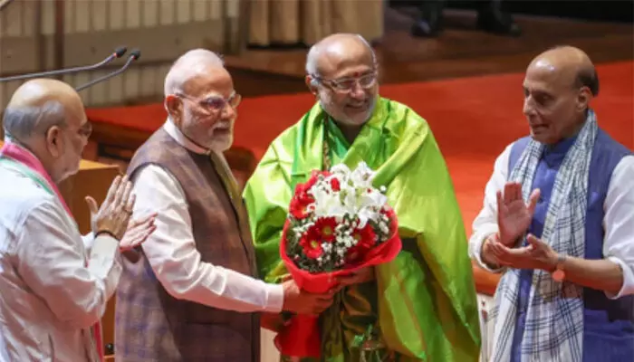 സി പി രാധാകൃഷ്ണന് രാജ്യത്തിന്റെ 15 -ാം ഉപരാഷ്ട്രപതി; എന്ഡിഎ പിന്തുണയോടെ മത്സരിച്ച രാധാകൃഷ്ണന് 452 വോട്ട്; ഇന്ത്യ സഖ്യത്തില് വോട്ടുചോര്ച്ച; സുദര്ശന് റെഡ്ഡിക്ക് 300 വോട്ടുമാത്രം; 767 എംപിമാര് വോട്ടുചെയ്തപ്പോള് 15 വോട്ടുകള് അസാധുവായി; പ്രതിപക്ഷ എംപിമാര് ക്രോസ് വോട്ടിങ് നടത്തിയതായി സൂചന സി പി രാധാകൃഷ്ണന് രാജ്യത്തിന്റെ 15 -ാം ഉപരാഷ്ട്രപതി; എന്ഡിഎ പിന്തുണയോടെ മത്സരിച്ച രാധാകൃഷ്ണന് 452 വോട്ട്; ഇന്ത്യ സഖ്യത്തില് വോട്ടുചോര്ച്ച; സുദര്ശന് റെഡ്ഡിക്ക് 300 വോട്ടുമാത്രം; 767 എംപിമാര് വോട്ടുചെയ്തപ്പോള് 15 വോട്ടുകള് അസാധുവായി; പ്രതിപക്ഷ എംപിമാര് ക്രോസ് വോട്ടിങ് നടത്തിയതായി സൂചന