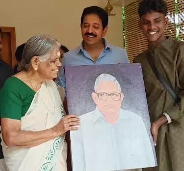 ചിത്രകാരന്റെ കൈകളിലെ മാന്ത്രികവിദ്യ: മുതുകാടിനെയും അമ്മയെയും അത്ഭുതപ്പെടുത്തി പ്രജിത്ത്
